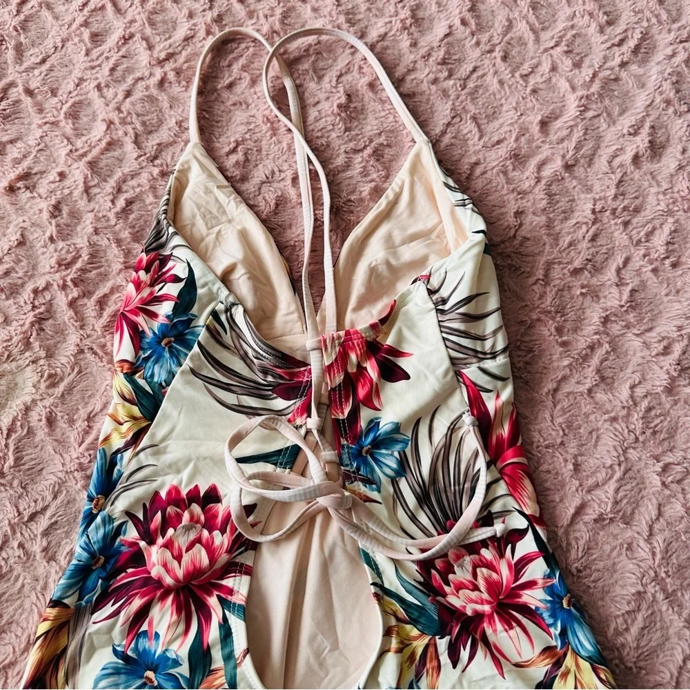 Splendid Crisscross One-Piece Swimsuit Off Tropic Cream Size M | Chic Resortwear